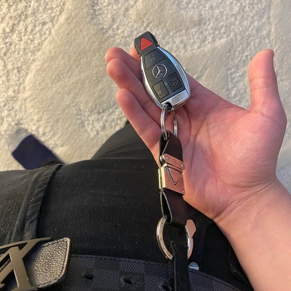 Louis Vuitton Nomade Valet Keychain - Picture 9 of 9